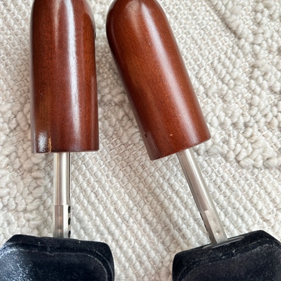 Johnston & Murphy Springloaded Shoe Trees, Black Felt Padded Toe Area - Picture 3 of 5